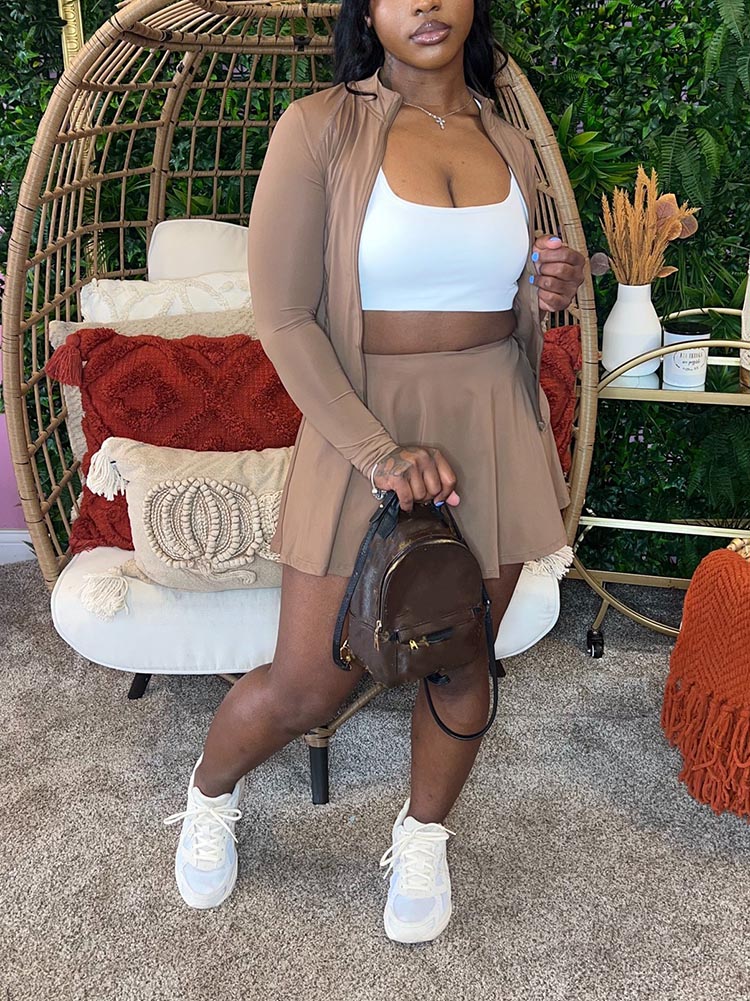 Veste zippée et jupe plissée