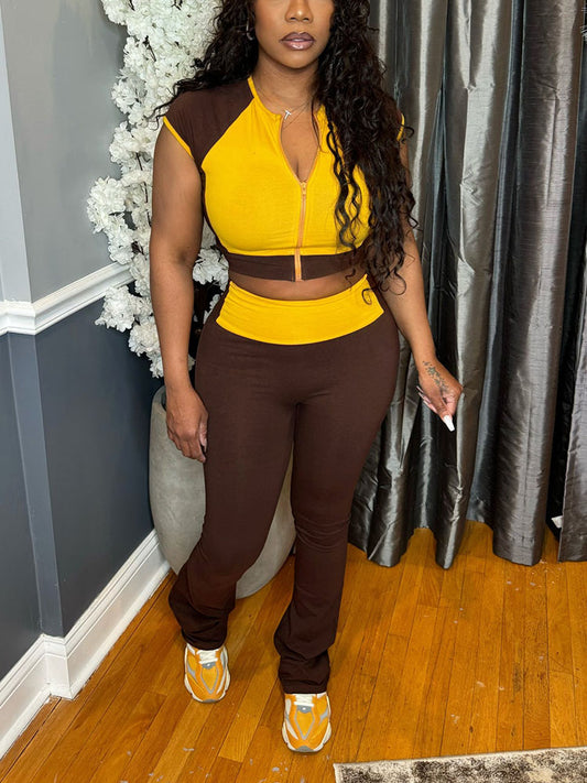 Ensemble haut contrasté sportif et pantalon évasé